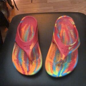 Vibrant Multicolored Swirl Sandals with Thong StrapTeltic Meltedcrayon flip flop